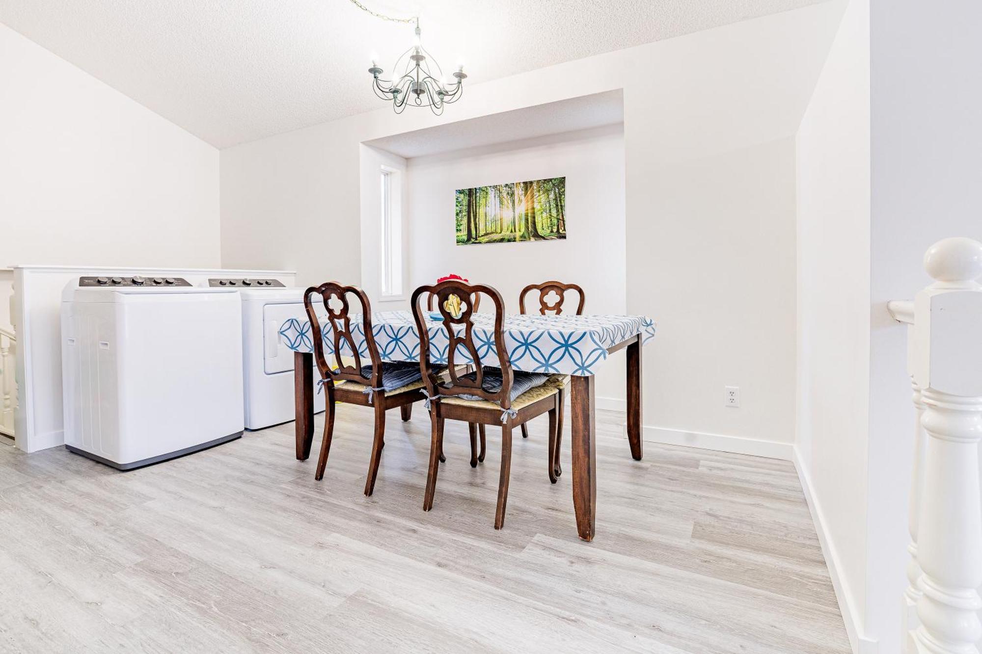 Main Floor Suite, 3 Bdr, 4Bd Spacious And Cozy YYC Exterior foto